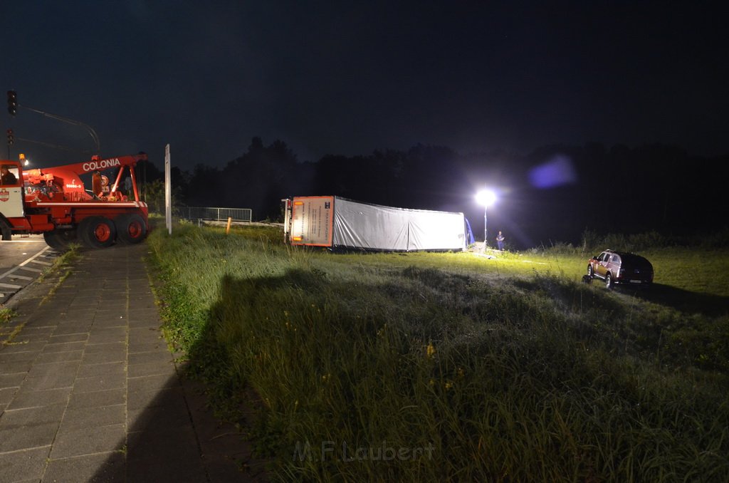 VU LKW umgestuerzt Feldkassel Industriestr Robert Boschstr P152.JPG